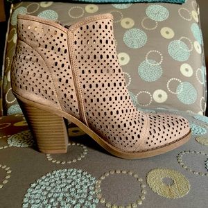 Esprit Kay Suede Zip Anckle Boots